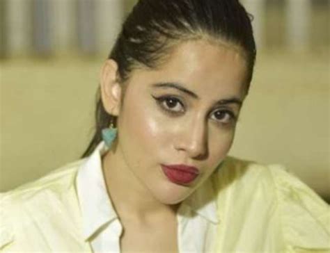 उर्फी जावेद को अब ट्रोल्स की जरूरत नहीं! कतरन वाली ड्रेस पहन खुद को ...