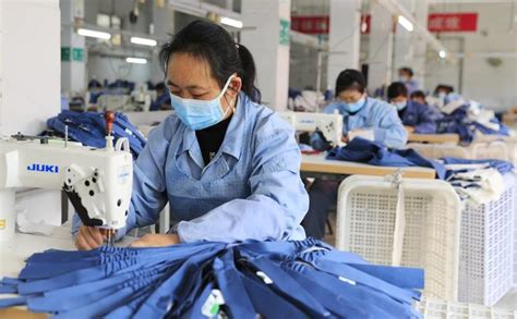 中国石化新闻网--巴陵石化隆兴塑料化工厂：紧锣密鼓生产工作服