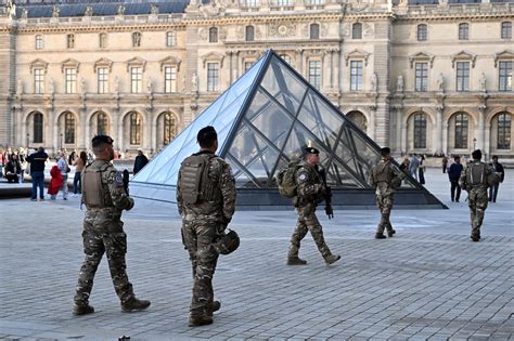 Fedora man unmasked: Meet the teen behind the Louvre photo – NBC New York