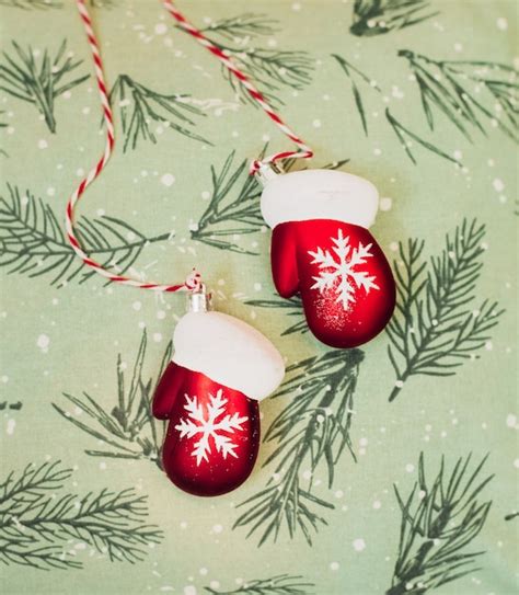 Christmas symbol red mittens snowflakes green | Premium Photo