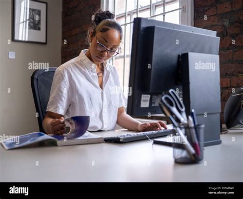 Girl Using Computer 的图像结果
