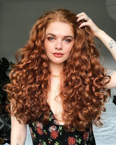 Loose Waves or Beachy Curls hair styles for oval faces