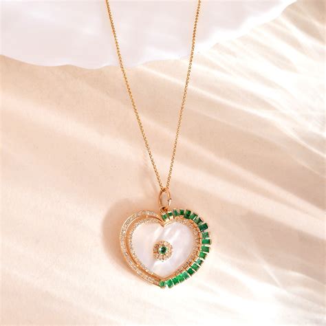 Queen Pendant (Emerald) (14k Gold)