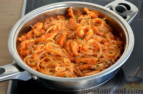 Рецепт: Паста с курицей и сыром в томатном соусе на RussianFood.com