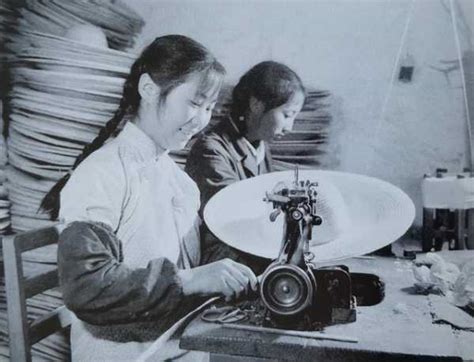 老照片：上世紀八十年代昆明女工人的生活情景，工作繁忙很樂觀