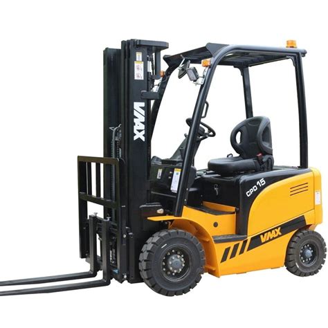 Forklift digunakan untuk memindahkan barang di warehouse