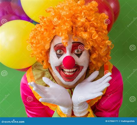 有微笑和红色头发的可怕小丑说笑话者有一把大刀子的 库存照片. 图片 包括有 守护程序, 表面, 蠕动, 背包 - 77379858