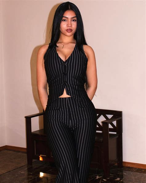 Barbara Ramirez | Ni vistiéndome de negro me veo mala 😏 @FashionNova | Instagram