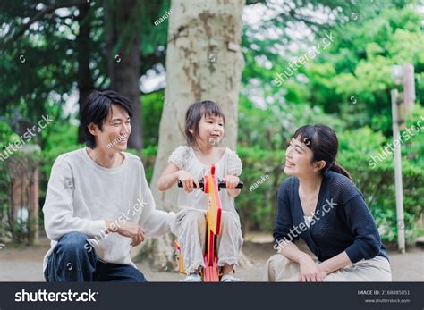 Parents and Kids Playing 的图像结果