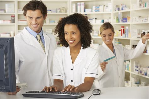 Pharmacist vs Pharmacy Technician |Which Job Is Right for You?