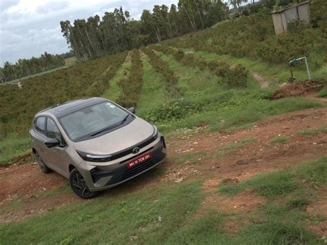 2025 Tata Altroz CNG first drive review — Better get the diesel?