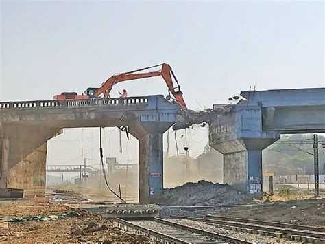 Lack of security in demolition of Vapi railway overbridge | અકસ્માતની ...