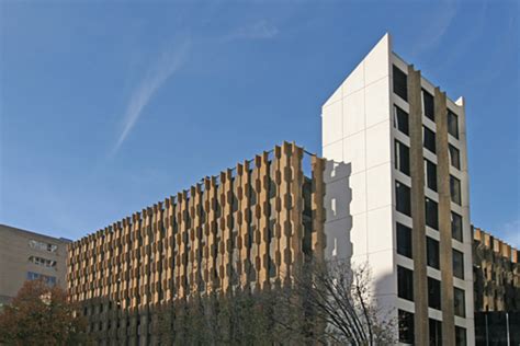 Business People Walking in Clayton MO 的图像结果