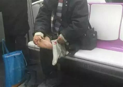 北京地铁15号线一大叔当众脱袜抠脚 随后狂数百元大钞|大叔|当众|元大_新浪新闻