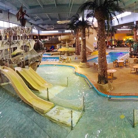 RAMADA BY WYNDHAM SIOUX FALLS AIRPORT-WATERPARK & EVENT CTR - Hotel ...