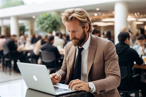 A Smiling Business Man Computer 的图像结果
