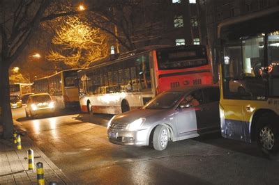 北京一小区业主不满停车费上涨堵路 7公交停运-搜狐新闻