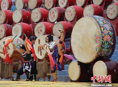【锣鼓|“备战”丰收节巡演 山西万荣县有一支用麻绳敲鼓的演奏队|村民|鼓槌|尺寸|山西|高家庄村|软槌|锣】_傻大方