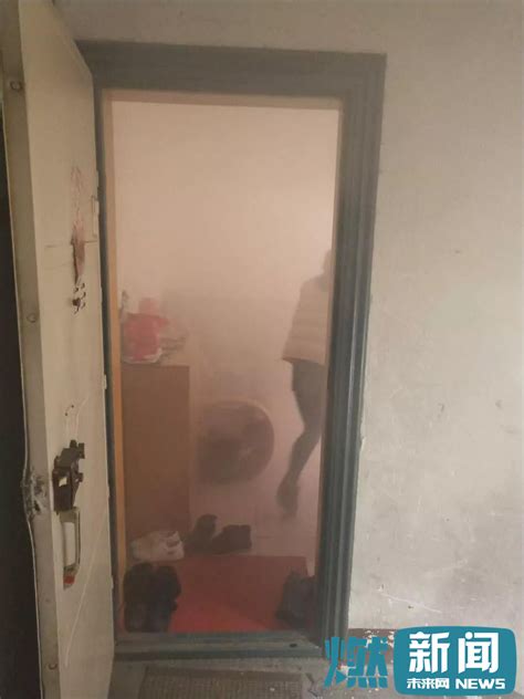 煤气泄漏着火三岁男孩被困室内 消防员四楼破窗救援_新闻中心_中国网