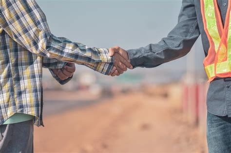 People Standing Viewing 的图像结果