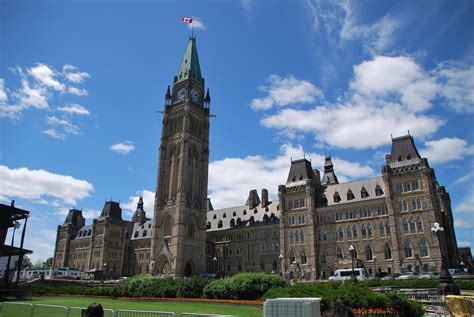 加拿大大学录取的标准与条件 – 加拿大多伦多新飞扬留学