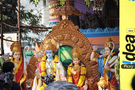 Image of Indian Hindu God Rama And Sita idols-PX719232-Picxy