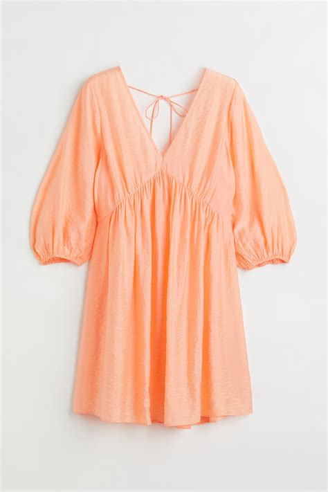V-neck dress - Light apricot - Ladies | H&M IN