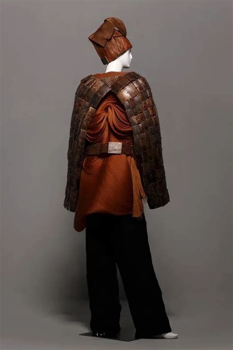 23岁获业界奥斯卡，中国首个参加巴黎时装周的天才设计师，却将衣服埋进土里……__凤凰网