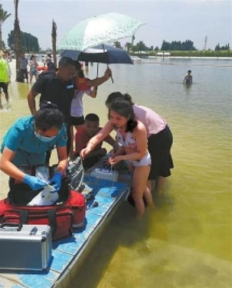 男孩溺水 两护士跪水里30分钟进行“生死营救”_手机新浪网