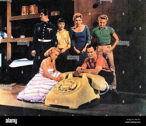 ATTACK OF THE PUPPET PEOPLE, vorne v.l.: June Kenney, John Agar, hinten von links: Jack Kosslyn ...