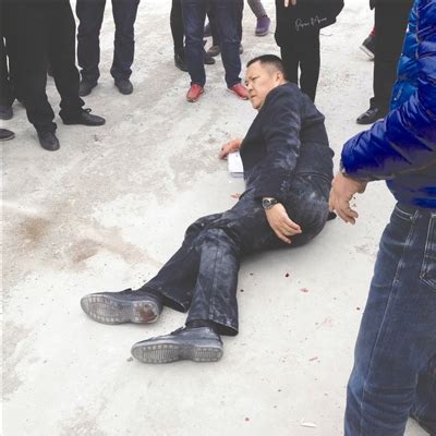 农民工讨薪遇20多名持刀男子 被砍长伤口-中国瞭望-万维读者网（电脑版）
