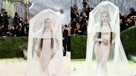 Blackpink's Lisa grew a third arm at the Met Gala 2026—and still ...