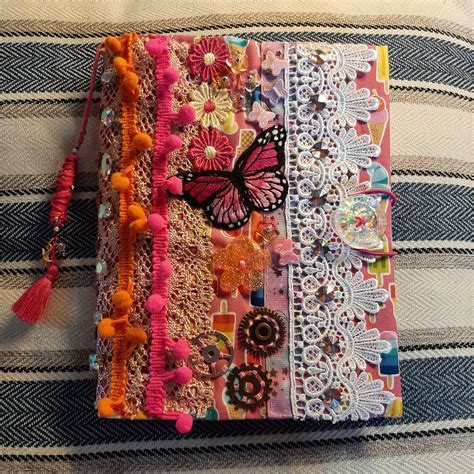 Coperta di giornale cucita lentamente da Rachel Camm