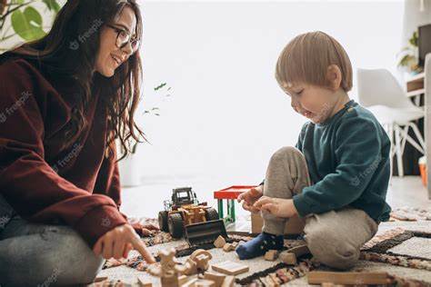Mãe brincando com o filho em casa | Foto Grátis