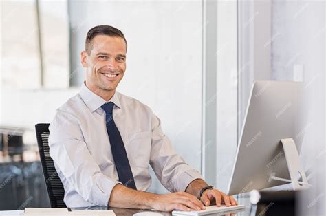 A Smiling Business Man Computer 的图像结果