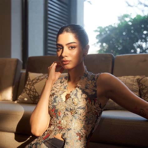 Janhvi Kapoor embraces retro glam with shimmery silver eyeshadow and ...