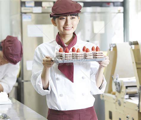 20多岁糕点师厨房做兼职工作的妇女在蛋糕商店高清图片下载-正版图片502172615-摄图网