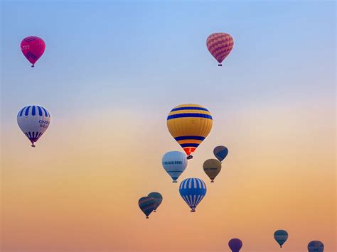 Download wallpaper 1600x1200 hot air balloons, flight, sky, sunrise ...