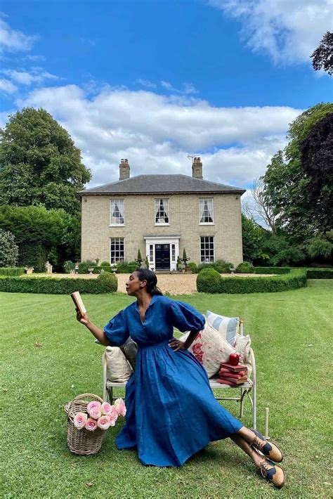 15 influencers embracing the Elizabethan era through tablescaping and tailoring - CORQ