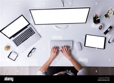 Business Person Working On Computer 的图像结果