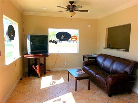 CROSSROADS INN & SUITES (Victoria) - Inn Reviews, Photos, Rate ...