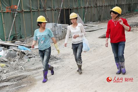 财景:镜头下的中国建筑工人小工日薪仅百元(高清)财经-搜狐