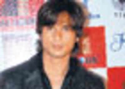 Shahid flexes his muscles | Hindi Movie News - Times of India