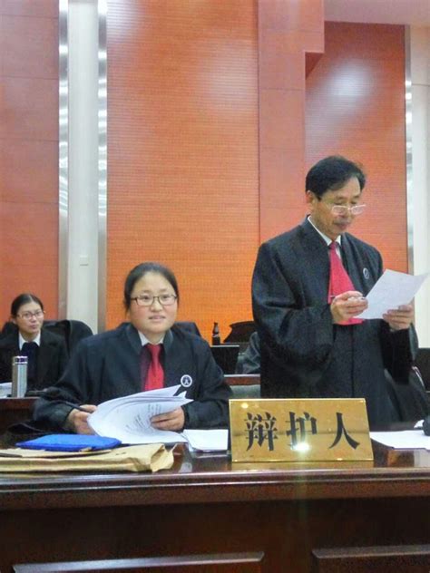 法庭上的谢建宏律师（右）-河南刑事辩护律师