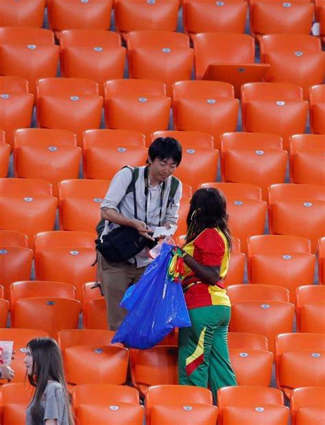 إشادة عالمية بالسلوك النظيف لجماهير اليابان والسنغال | كووورة