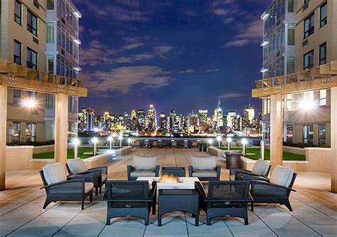 High-Rise Building Painting 的图像结果