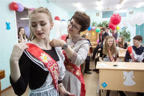 俄罗斯毕业季，为什么苏联的女仆装校服还在延续？？