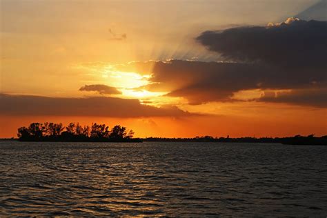 Sunset at the Caloosahatchee River, Fort Myers, Florida[2048×1366] : r ...