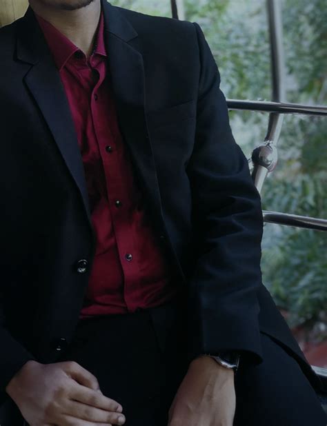 men in suit🤌🏻 | Black and red suit, Classy outfits men, Dark red suit