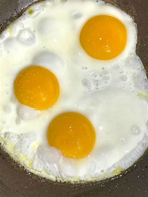 Sunny Side Up Eggs (Vs Over Easy Eggs)
